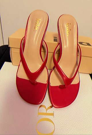 Sandalias rojas de dedo