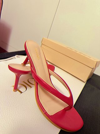 Sandalias rojas de dedo