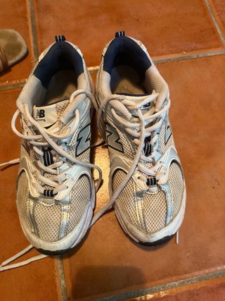 Zapatillas New Balance plateadas y blancas