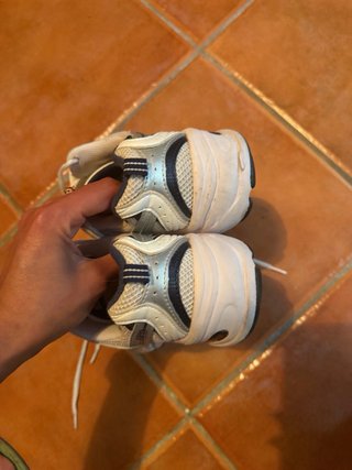 Zapatillas New Balance plateadas y blancas
