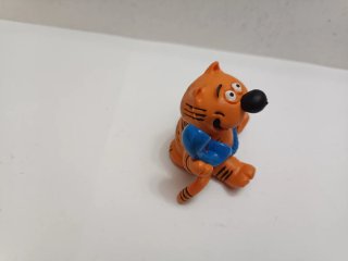 Figura PVC Isidoro teléfono