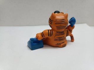 Figura PVC Isidoro teléfono