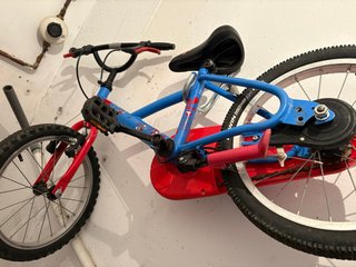Bicicleta infantil azul y roja