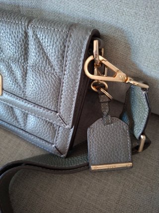 Bolso Geox gris con detalles dorados