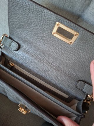 Bolso Geox gris con detalles dorados