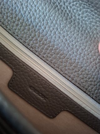 Bolso Geox gris con detalles dorados