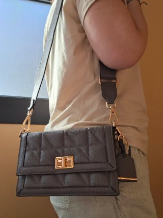 Bolso Geox gris con detalles dorados