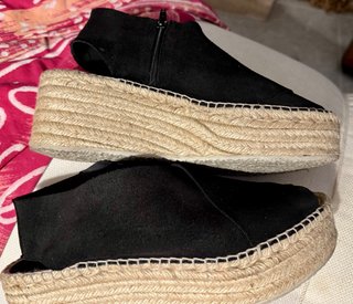Sandalias cuña Bimba y Lola negras