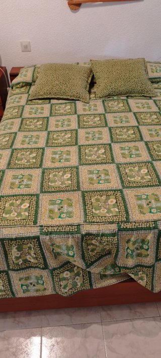 Conjunto colcha,cortina y mesa camilla con cojines