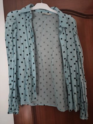 Camisa lunares Stradivarius azul