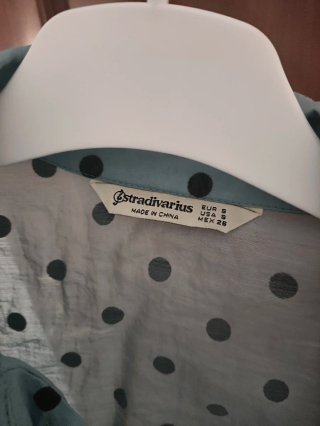 Camisa lunares Stradivarius azul