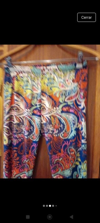 Conjunto camiseta amarilla y leggings estampado