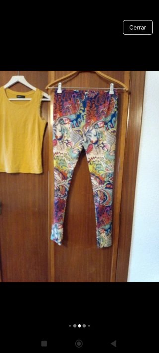 Conjunto camiseta amarilla y leggings estampado