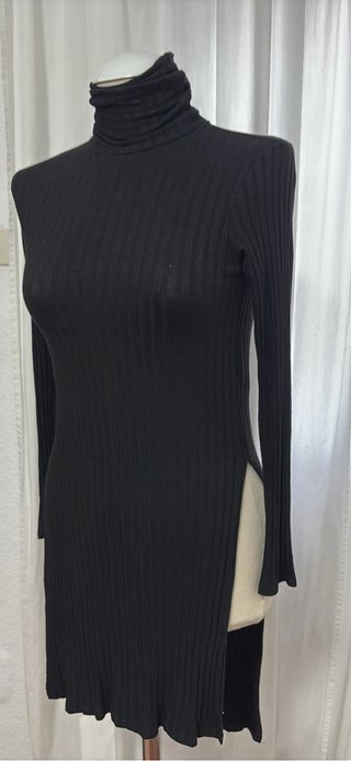 Jersey largo negro cuello alto