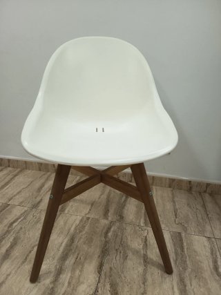 Mesa redonda blanca con 3 sillas