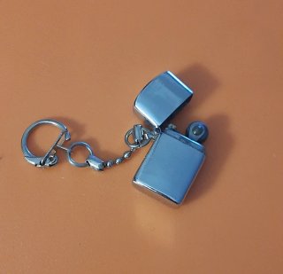 Portachiavi mini accendino stile Zippo
