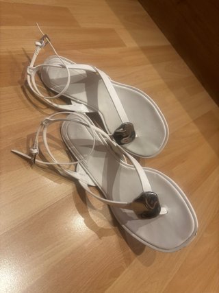 Sandalias blancas con tiras y detalle