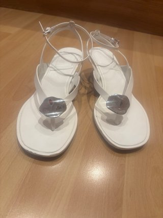 Sandalias blancas con tiras y detalle