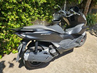 Honda PCX 125 Negra 2021 - pocos kil.