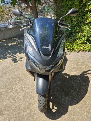Honda PCX 125 Negra 2021 - pocos kil.