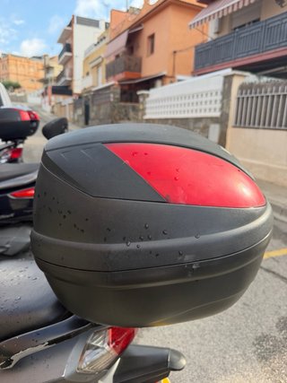 Baúl Givi Negro y Rojo