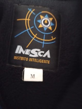 Chaqueta de montaña azul y negra