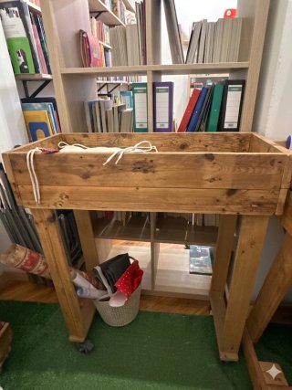 Carrito de madera para manualidades