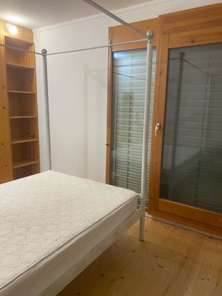 Cama con dosel de hierro forjado