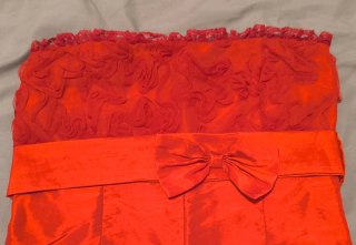 Vestido de fiesta rojo con lazo