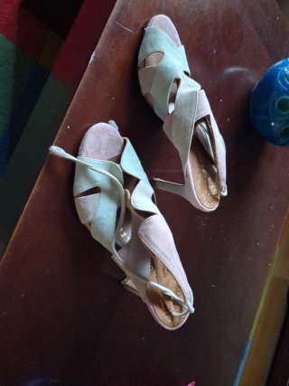 Sandalias de piel muy elegantes. Se atan al tobill