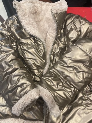 Abrigo niña talla 8 años dorado