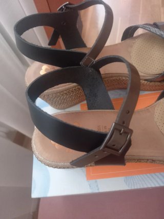 Sandalias cuña Porronet negras y doradas