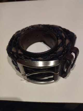 3 Cinturónes  de cuero marrón con detalles