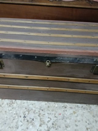 Antiguo baúl de madera y metal