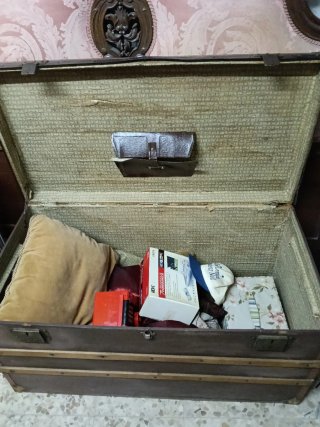 Antiguo baúl de madera y metal