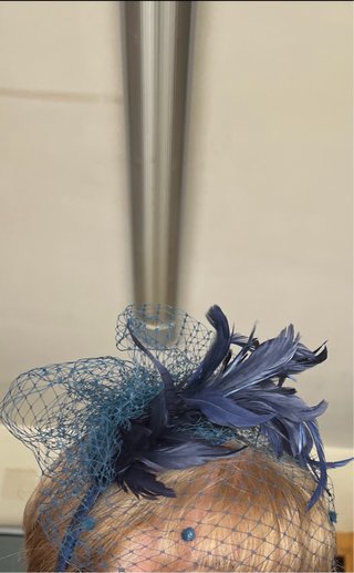 Tocado azul con plumas y velo, madrina