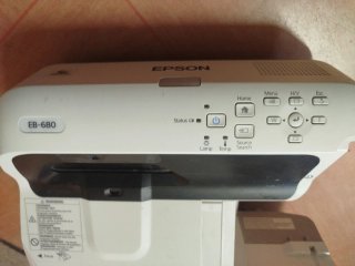 Proyector Epson EB-680 con soporte pared