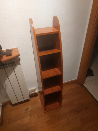 Estantería estrecha de madera