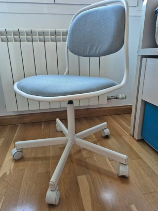 Silla de escritorio Ikea gris y blanca