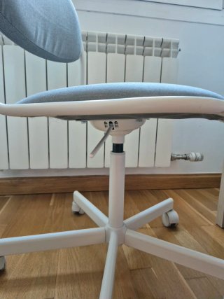 Silla de escritorio Ikea gris y blanca