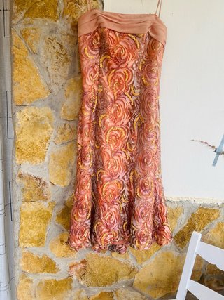 Vestido midi rosa y dorado De madrina