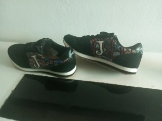 Zapatillas Joma negras con detalles multicolor