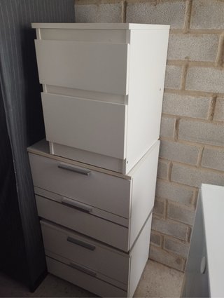 Mesita de noche y cajonera blanca