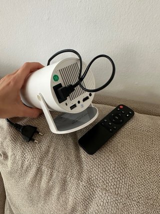 Proyector blanco y negro con mando y cable enchufe