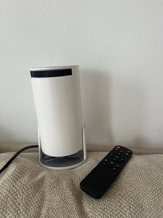 Proyector blanco y negro con mando y cable enchufe