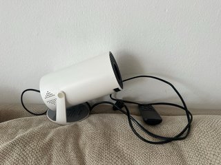 Proyector blanco y negro con mando y cable enchufe