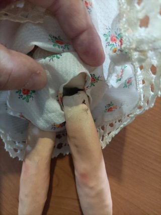 Muñeca de cartón piedra antigua
