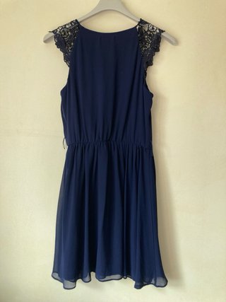 Vestido azul con encaje