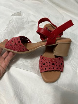 Sandalias de piel roja con detalle calado