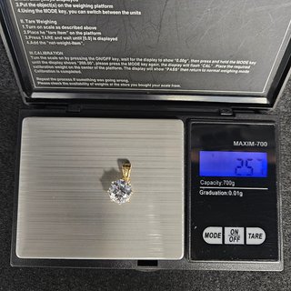 Colgante de Oro 18K, Piedra central, 2,57gr, 2cm